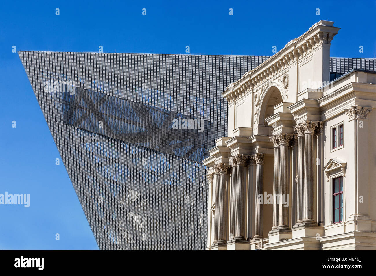 Museo di storia militare della Bundeswehr di Dresda, Albertstadt, Sassonia, Germania, progettato dall'architetto Daniel Libeskind Foto Stock