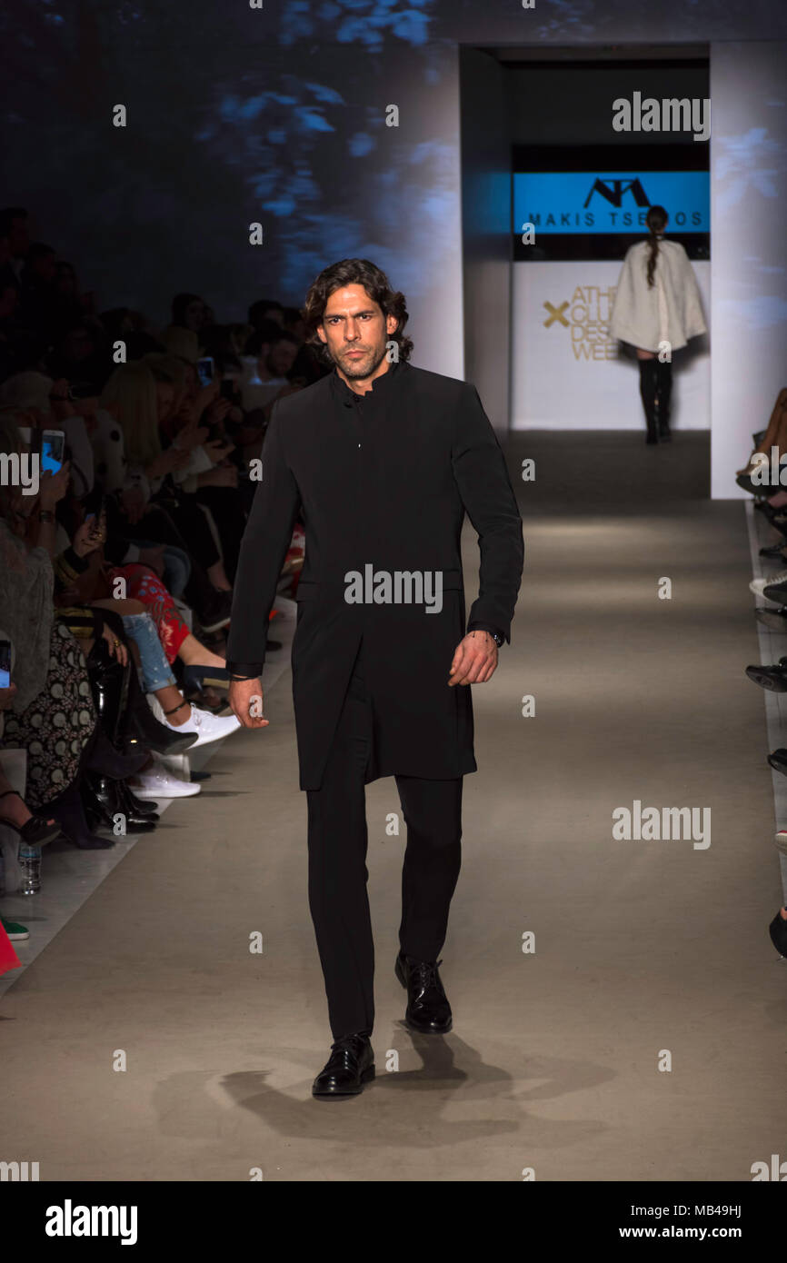 Modelli di pista a piedi per Atene Settimana della Moda Foto Stock
