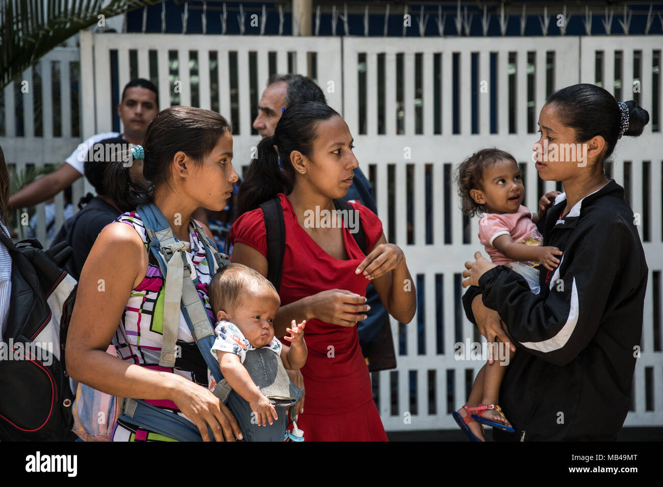 Caracas, Miranda, Venezuela. 6 apr, 2018. Visto genitori con i loro figli durante la dimostrazione.i pazienti dal Dr JM de los Rios ospedale per bambini protesta al di fuori del centro di salute esigente di forniture mediche e la presenza del Ministro della Salute. Parenti denunciano la mancanza di farmaci, forniture mediche e che per questi motivi molti bambini hanno dovuto interrompere i loro trattamenti. Credito: Roman Camacho/SOPA Immagini/ZUMA filo/Alamy Live News Foto Stock