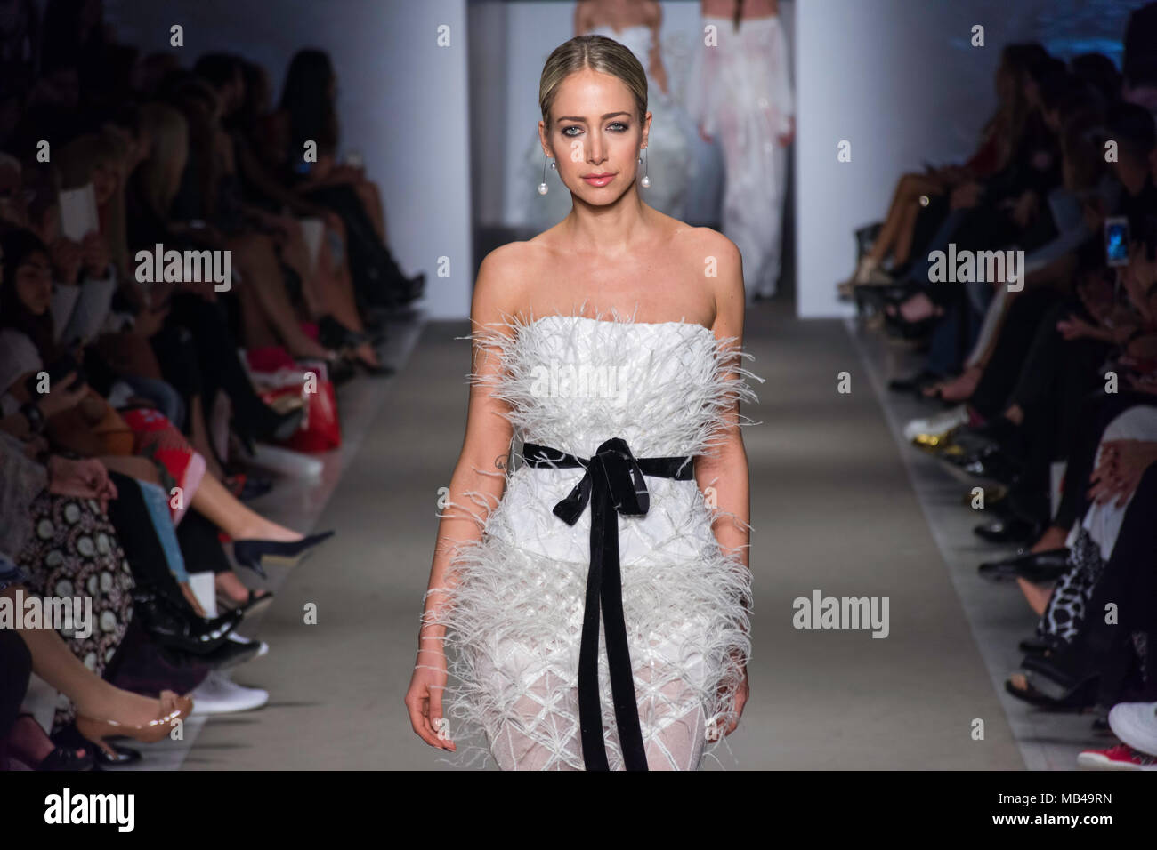 Modelli di pista a piedi per Atene Settimana della Moda Foto Stock