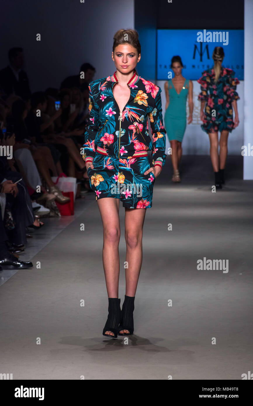 Modelli di pista a piedi per Atene Settimana della Moda Foto Stock