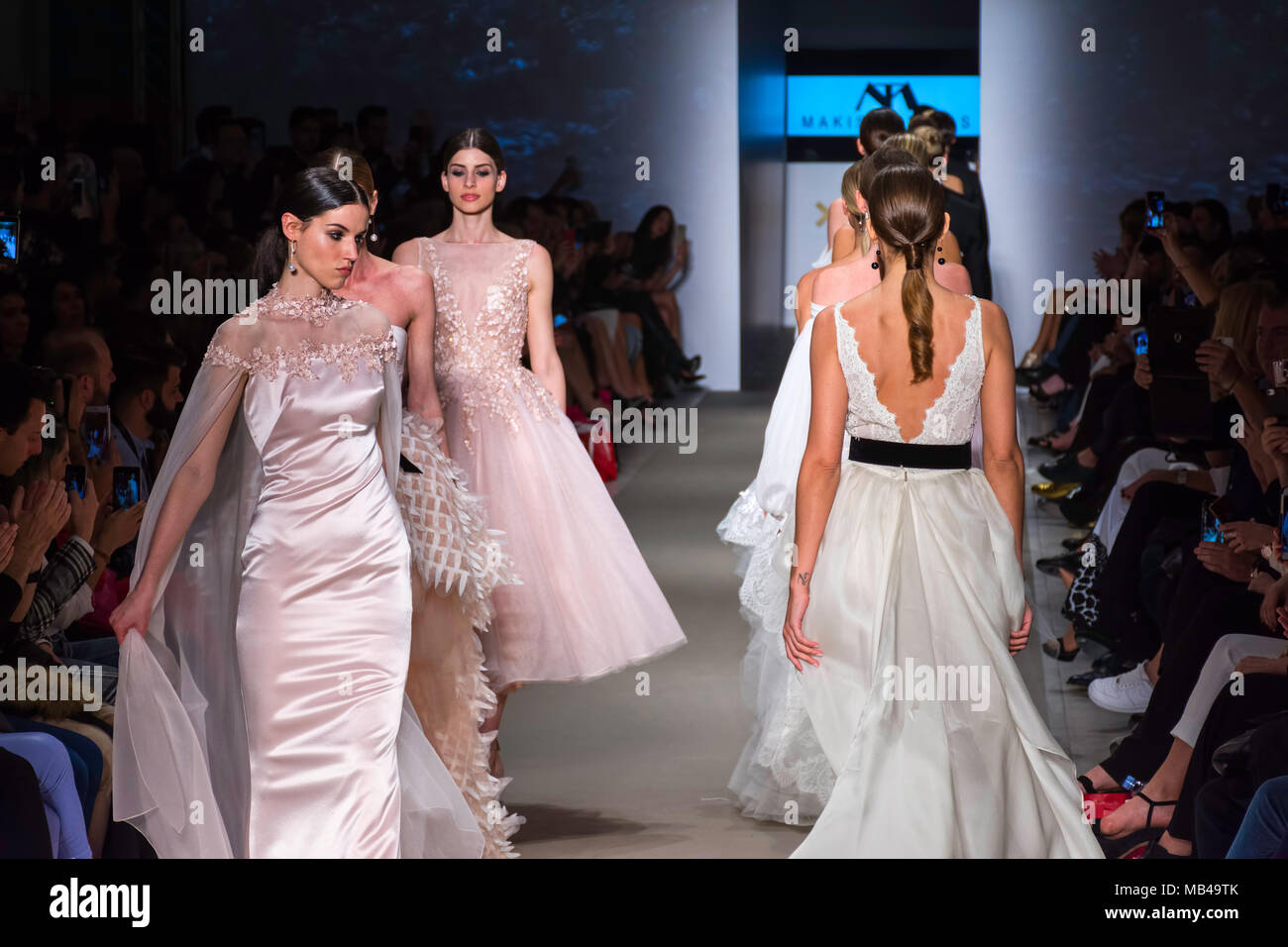 Modelli di pista a piedi per Atene Settimana della Moda Foto Stock
