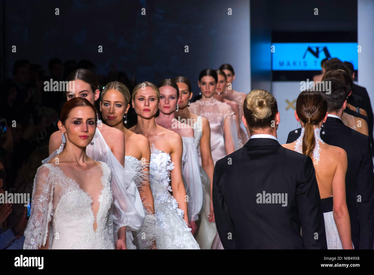 Modelli di pista a piedi per Atene Settimana della Moda Foto Stock