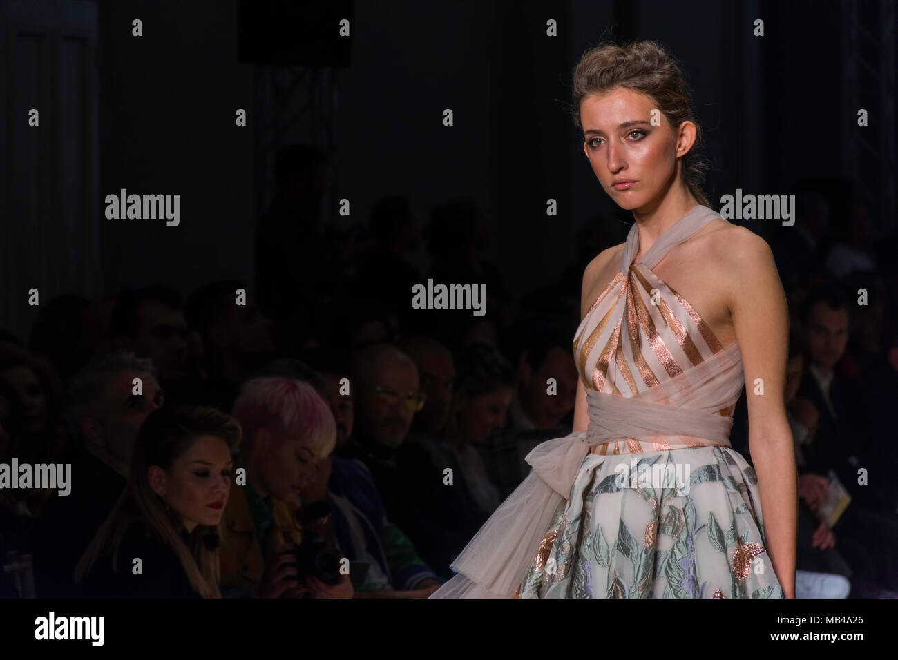 Modelli di pista a piedi per Atene Settimana della Moda Foto Stock