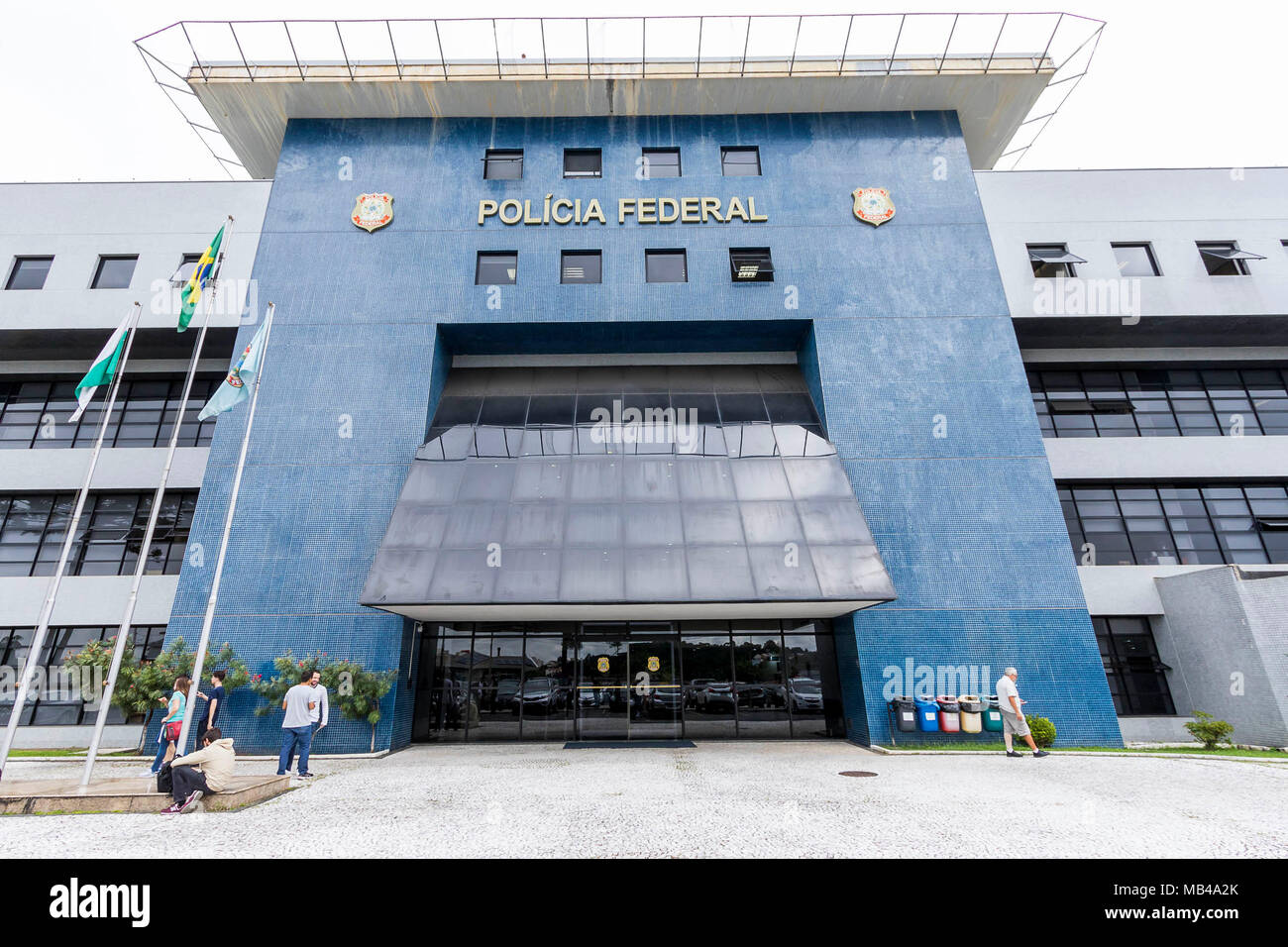 Curitiba, Brasile. 6 apr, 2018. Vista dell'edificio della Soprintendenza della polizia federale - Curitiba regionale, situato a Rua Profesora Sandália Monzon, 210 - Santa Cândida, a Curitiba, il venerdì mattina, 06. Giudice Sérgio Moro, contro l ex presidente Luiz Inacio Lula da Silva, ordinazione di lui ad apparire fino a 5:00 pm presso il quartier generale della Polizia Federale a Curitiba. (Foto: Gilmar Rose / Foto Premium) Credito: Eduardo Carmim/Alamy Live News Foto Stock