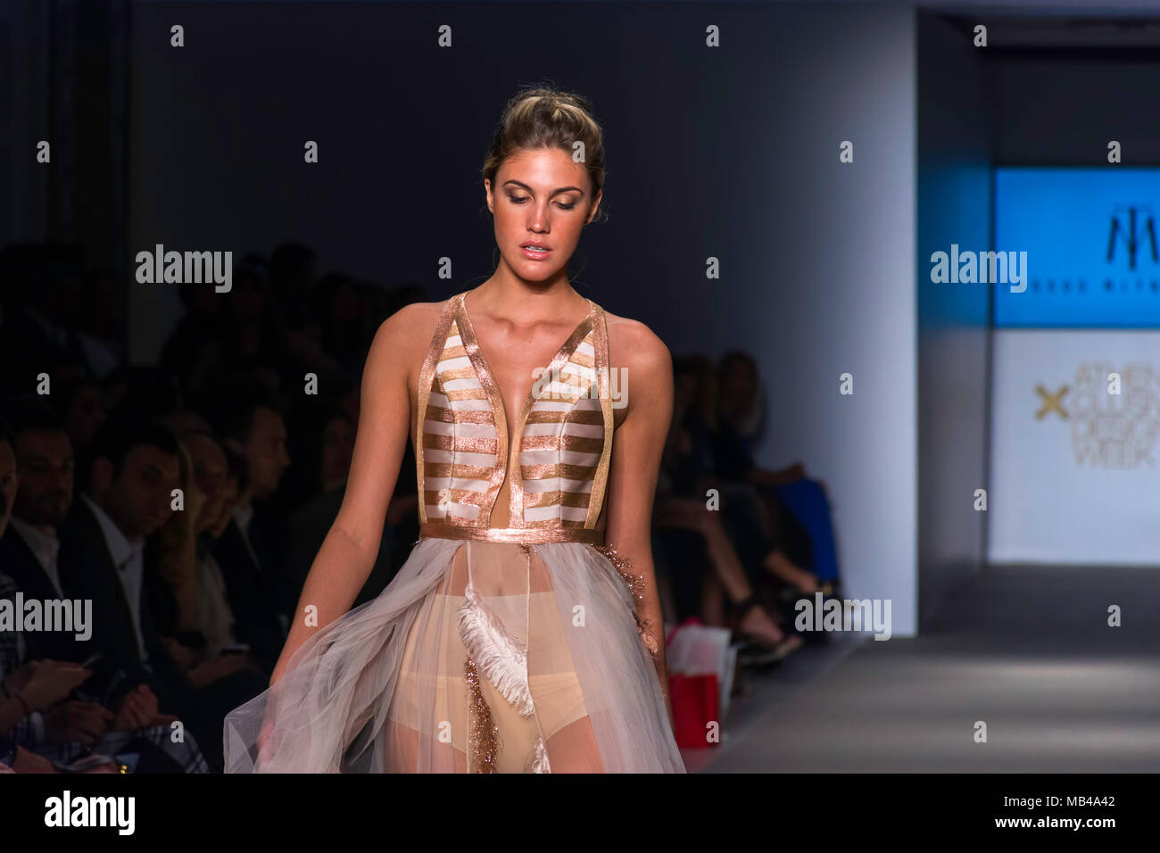 Modelli di pista a piedi per Atene Settimana della Moda Foto Stock