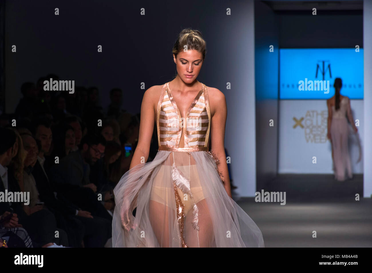 Modelli di pista a piedi per Atene Settimana della Moda Foto Stock