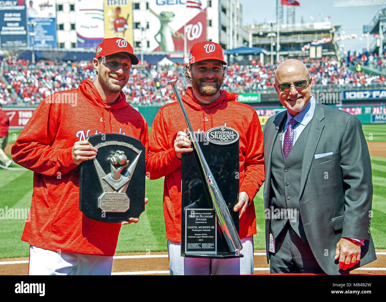 5 aprile 2018 - Washington, Distretto di Columbia, Stati Uniti d'America - Washington cittadini a partire lanciatore Max Scherzer (31), a sinistra contiene il 2017 Cy giovane premio; Washington cittadini secondo baseman Daniel Murphy (20), centro tiene il suo 2017 Silver Slugger award, come essi posano per una foto con Mike Rizzo, direttore generale e presidente di operazioni di baseball dei cittadini di Washington, prima di una partita contro i New York Mets a cittadini Parco di Washington, DC il giovedì, 5 aprile 2018. Il Mets ha vinto il gioco 8-2.Credit: Ron Sachs/CNP. (Credito Immagine: © Ron Sachs/CNP via ZUMA W Foto Stock