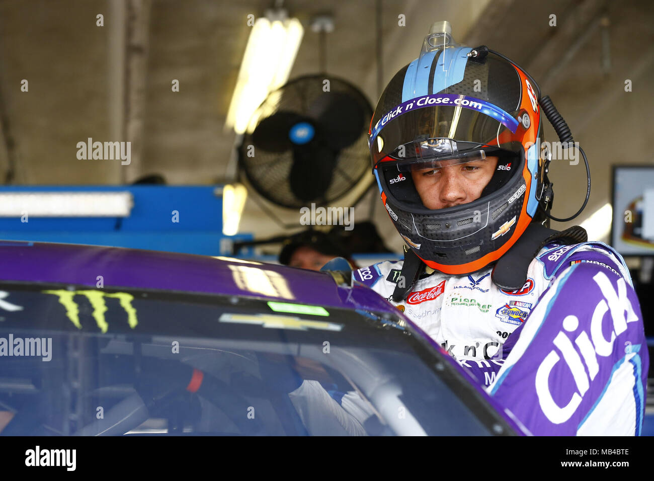 Ft. Vale la pena, Texas, Stati Uniti d'America. 6 apr, 2018. Aprile 06, 2018 - Ft. Vale la pena, Texas, Stati Uniti d'America: Darrell Wallace, Jr (43) cinghie nella sua automobile a pratica per l'O'Reilly Auto parti 500 al Texas Motor Speedway in Ft. Vale la pena, Texas. Credito: Chris Owens Asp Inc/ASP/ZUMA filo/Alamy Live News Foto Stock