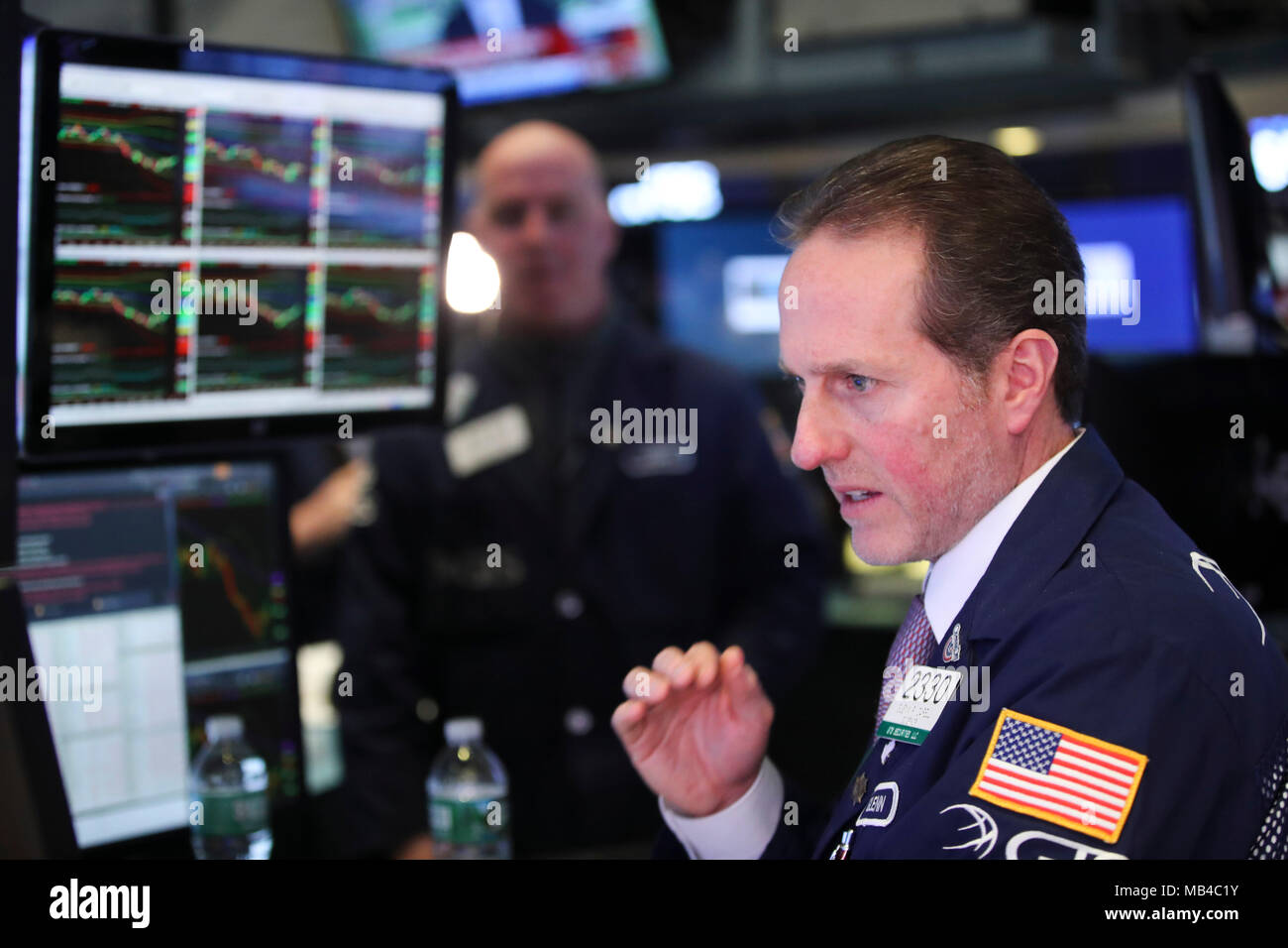 New York, Stati Uniti d'America. 6 apr, 2018. I trader lavorano presso il New York Stock Exchange di New York, gli Stati Uniti il 6 aprile 2018. Il Dow Jones Industrial Average cancellati 572.46 punti, o 2,34 percento, a 23,932.76. S&P 500 è diminuita 58.37 punti, o 2,19 percento, per 2,604.47. Il Nasdaq Composite Index è stato giù 161.44 punti, o 2,28 percento, per 6,915.11. Credito: Wang Ying/Xinhua/Alamy Live News Foto Stock