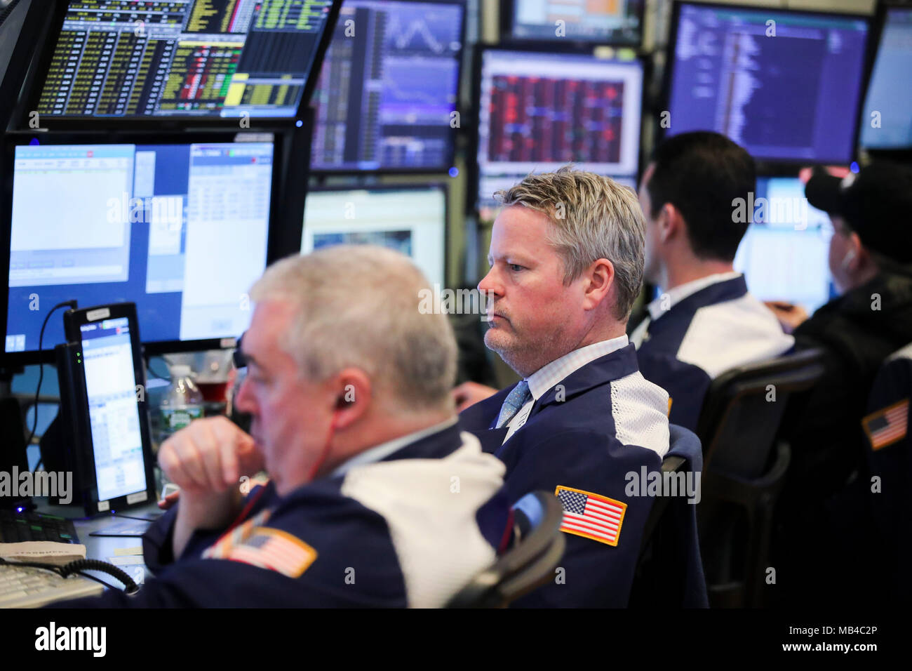 New York, Stati Uniti d'America. 6 apr, 2018. I trader lavorano presso il New York Stock Exchange di New York, gli Stati Uniti il 6 aprile 2018. Il Dow Jones Industrial Average cancellati 572.46 punti, o 2,34 percento, a 23,932.76. S&P 500 è diminuita 58.37 punti, o 2,19 percento, per 2,604.47. Il Nasdaq Composite Index è stato giù 161.44 punti, o 2,28 percento, per 6,915.11. Credito: Wang Ying/Xinhua/Alamy Live News Foto Stock