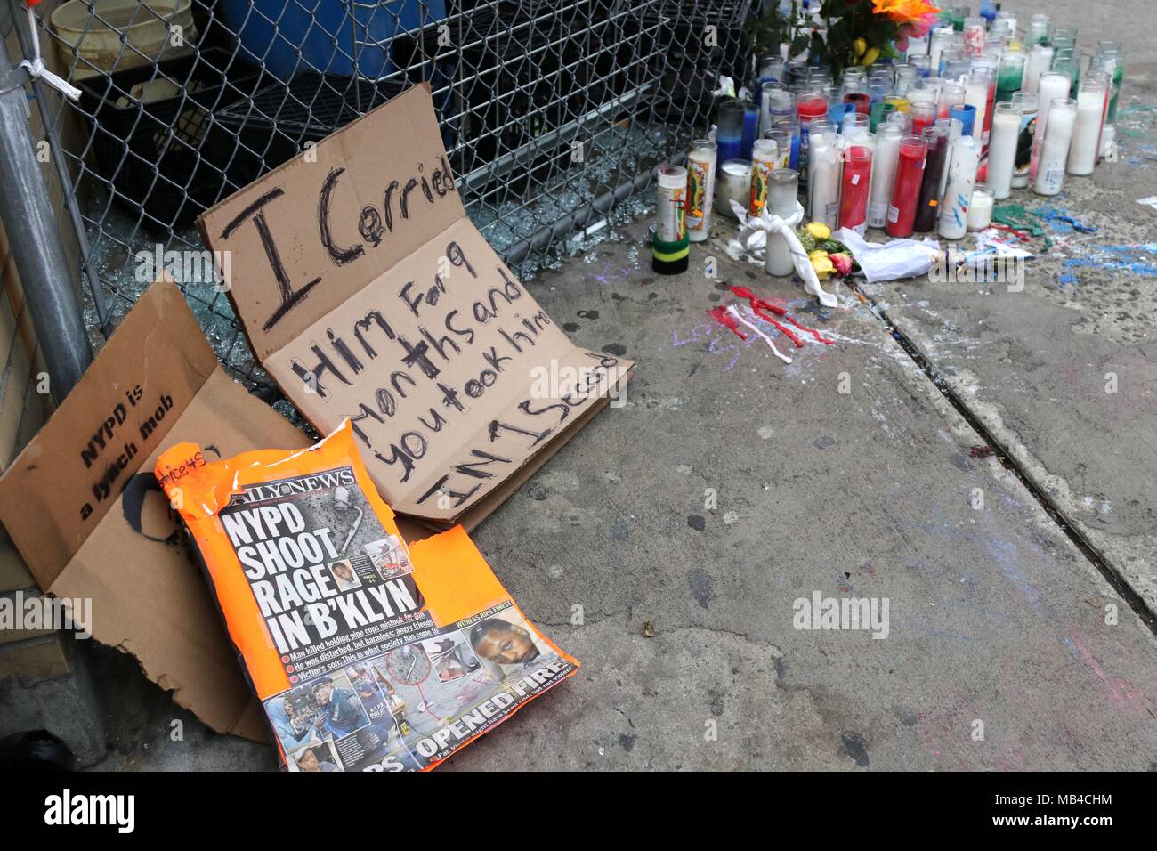 La città di New York, New York, Stati Uniti d'America. 6 apr, 2018. Una crescente marciapiede memorial da amici e vicini di casa di Saheed Vassell, una mentalità malata, Crown Heights, Brooklyn, l uomo che è stato ucciso da ufficiali di NYPD mercoledì continua ad attirare persone in lutto presso il sito della sua uccisione, con area residenti mettendo in pausa per pagare i loro aspetti ed esprimere preoccupazioni per le continue uccisioni di inermi gli uomini neri in America da funzionari di polizia. Credito: G. Ronald Lopez/ZUMA filo/Alamy Live News Foto Stock