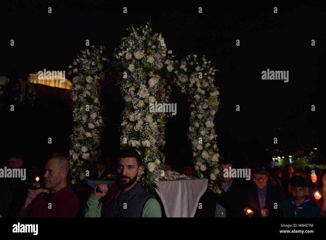 Atene, Grecia, 6 Aprile, 2018. Un greco-ortodossi Epitaphios, una rievocazione storica del corteo funebre di Gesù Cristo, passa al di sotto dell'Acropoli il Venerdì Santo in Atene in Grecia. Credito: Nicolas Koutsokostas/Alamy Live News. Foto Stock