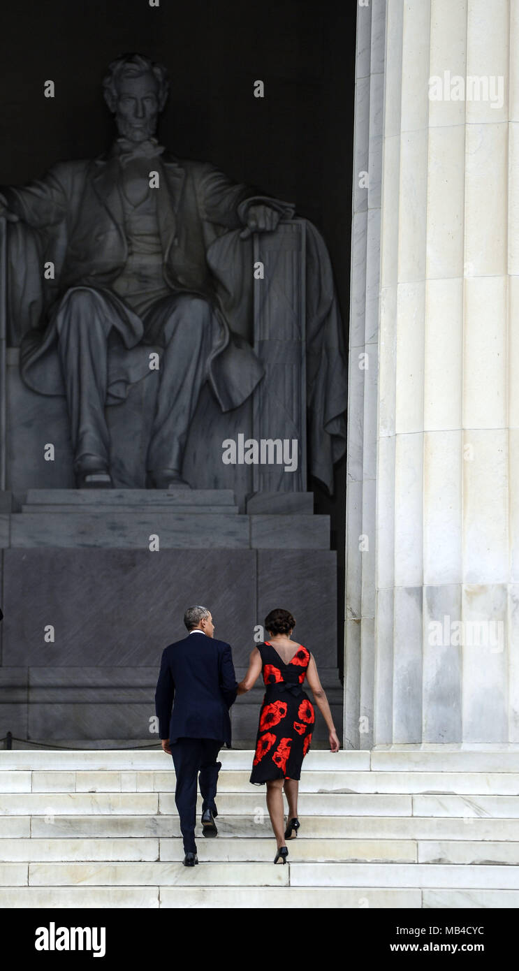 Washingon, Distretto di Columbia, Stati Uniti d'America. 28 Agosto, 2013. Il presidente Barack Obama e la First Lady Michelle Obama a piedi su per i gradini del Lincoln Memorial durante il cinquantesimo anniversario del dottor Martin Luther King Jr. "Ho un sogno" il discorso e la marzo su Washington per i posti di lavoro e di libertà il 28 agosto 2013. Credito: credito: /ZUMA filo/Alamy Live News Foto Stock