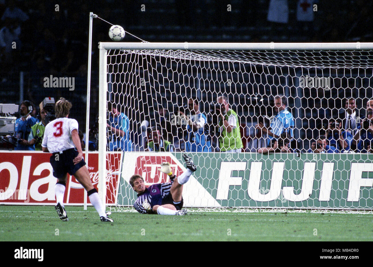 Coppa del Mondo FIFA - Italia 1990 (Italia 1990) 4.7.1990, Stadio Delle Alpi, Torino, Italia. Semi-finale Germania Ovest v Inghilterra. Bodo Ilgner ha salvato la sanzione adottata dall'Inghilterra Stuart Pearce. Foto Stock