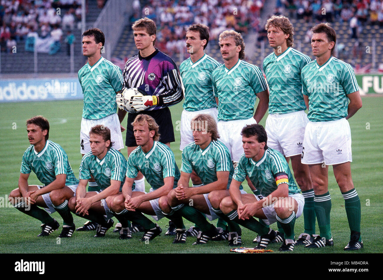 Coppa del Mondo FIFA - Italia 1990 (Italia 1990) 4.7.1990, Stadio Delle Alpi, Torino, Italia. Semi-finale Germania Ovest v Inghilterra. Germania ovest line-up, bancata posteriore: Thomas Berthold, Bodo Illgner, Jürgen Kohler, Rudi Vler, Guido Buchwald, Klaus Augenthaler. Prima fila: Olaf Thon, Thomas Hler, Andreas Brehme, Jurgen Klinsmann, Lothar Matths. Foto Stock