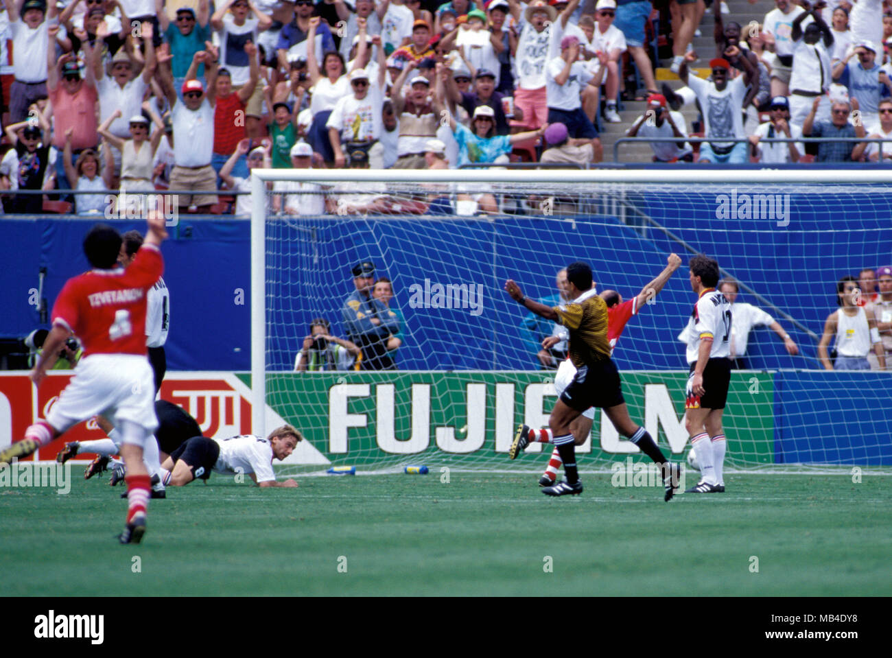 Coppa del Mondo FIFA - USA 1994 10.7.1994, il Giants Stadium di New York e New Jersey. World Cup Quarti di Finale, Bulgaria v Germania. Iordan Letchkov (braccio sollevato) ha segnato il vincitore per la Bulgaria. Foto Stock