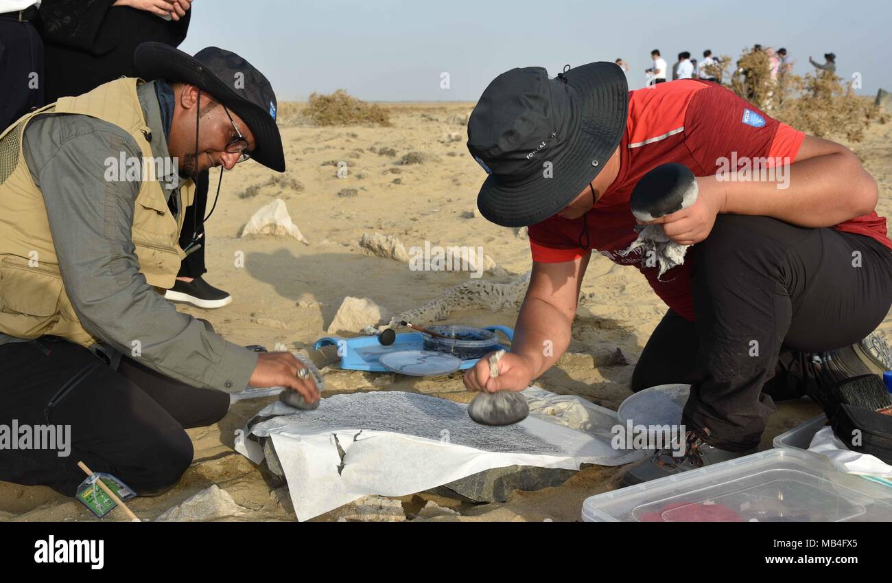 (180407) -- Jeddah, 7 aprile 2018 (Xinhua) -- archeologi provenienti dalla Cina e Arabia Saudita lavorano presso le rovine di al porto Serrian, Arabia Saudita, il 5 aprile 2018. Un gruppo di cinque persone provenienti dalla Cina Centro Nazionale del Patrimonio Culturale Subacqueo è arrivato in Arabia Saudita nel marzo 26, 2018 per formare un giunto squadra archeologica con cinque Arabia archeologi al fine di effettuare scavi archeologici per Arabia antica Serrian al porto che durerà 20 giorni. Credito: Xinhua/Alamy Live News Foto Stock