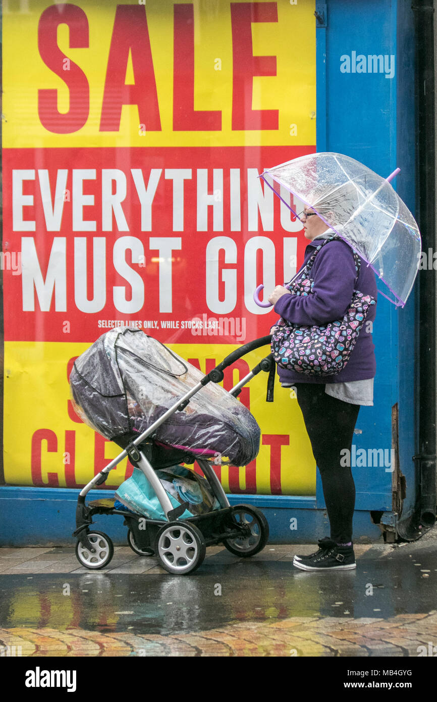 Discout in vendita in Blackpool Lancashire. Regno Unito Meteo. 07/04/2018. Wet, soggy, Rainy day in Blackpool con pioggia diventano persistenti e pesanti rovesci a volte attraverso il pomeriggio. Credito: MediaWorldImages/AlamyLiveNews Foto Stock