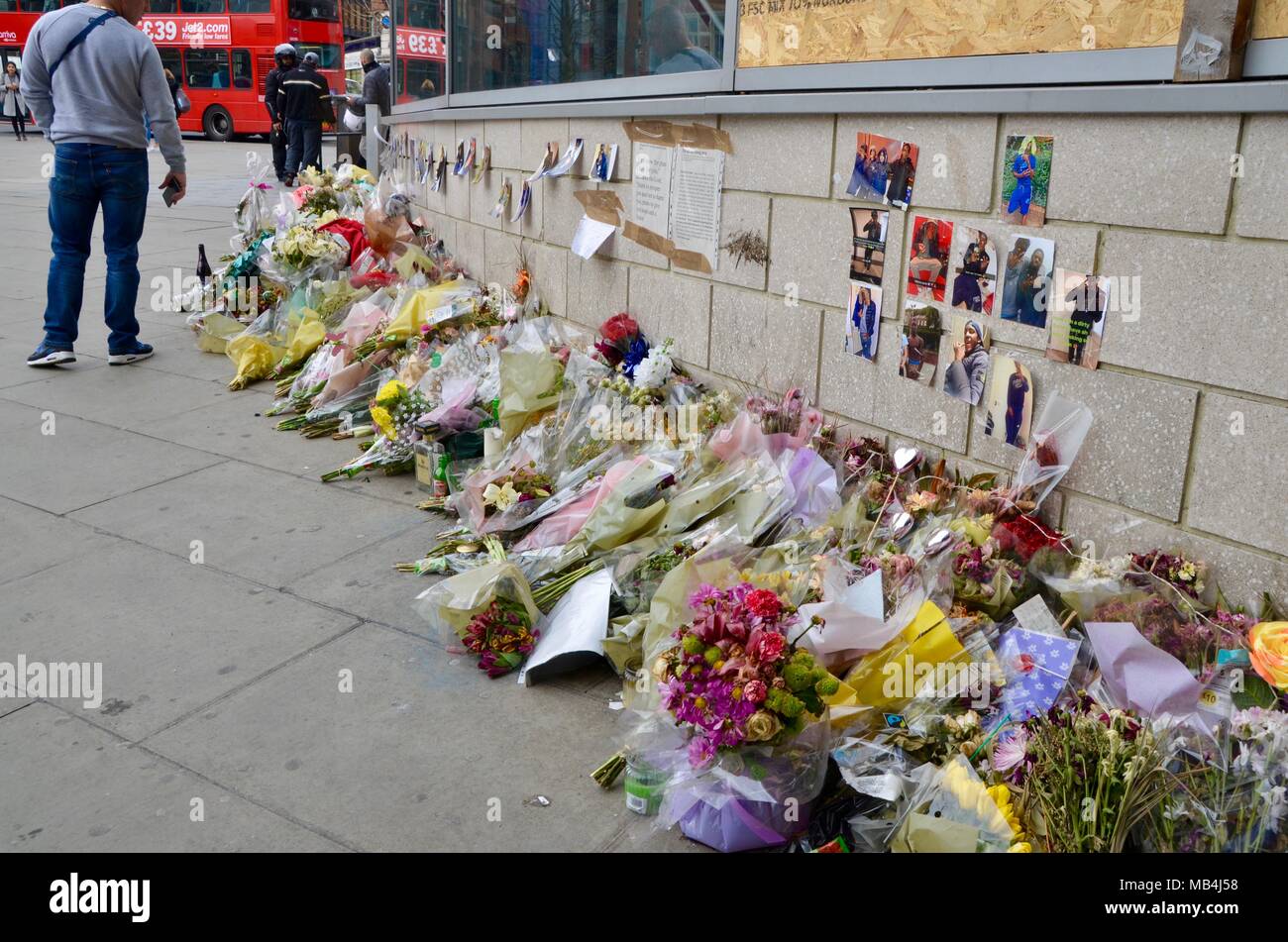 Omaggio floreale per 19 anni odunuyi kelvin fuori legno verde vue cinema haringey Londra dove è stato ucciso il 8 marzo 2018 Foto Stock