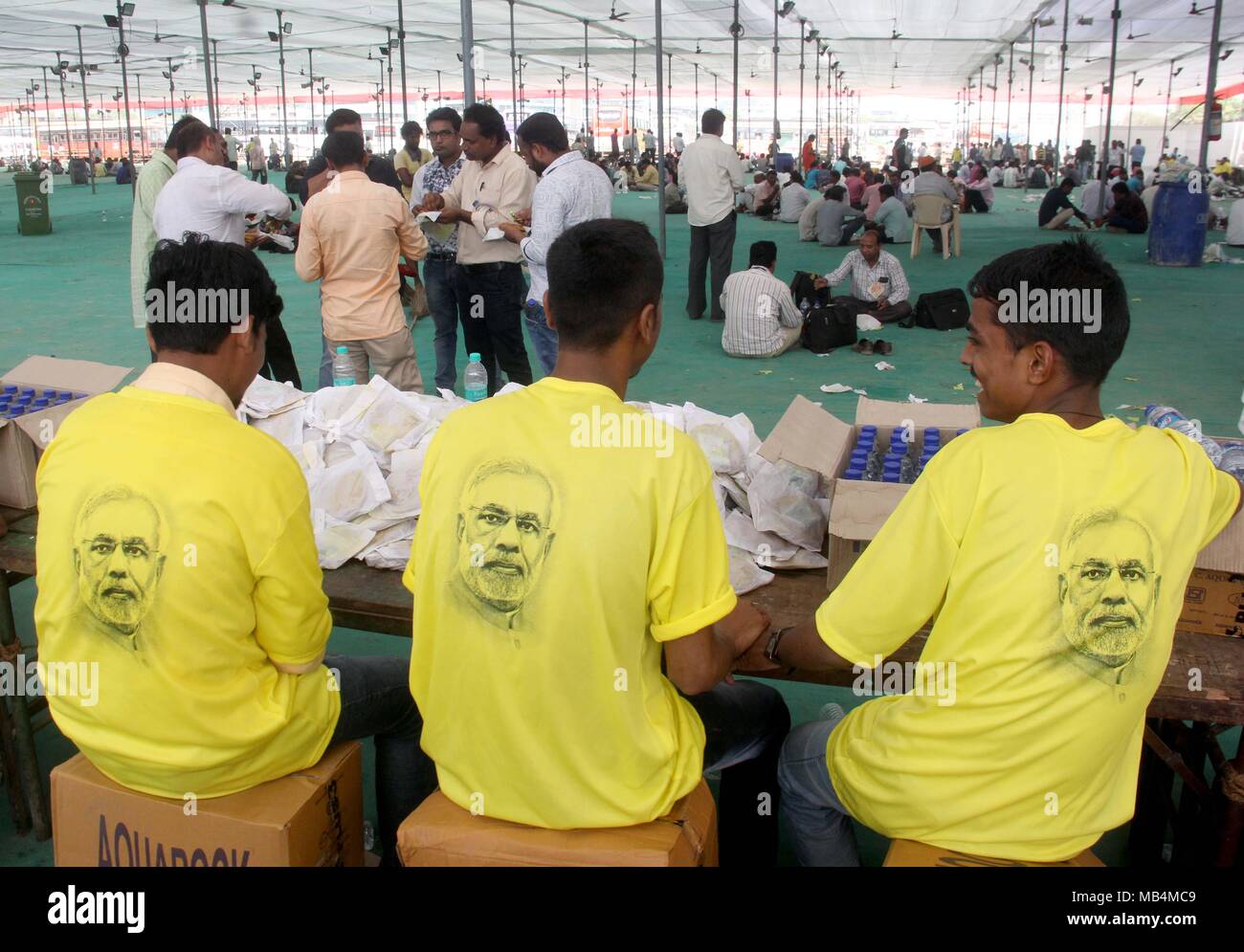 MUMBAI, India - 6 aprile: cibo gratuito stallo per i sostenitori e i lavoratori durante la grande celebrazione del partito della fondazione XXXVIII Giornata, a BKC terreno su Aprile 6, 2018 in Mumbai, India. Indirizzamento di un mega BJP rally, Shah reso pungente commento e detto i partiti di opposizione sono il tentativo di venire insieme solo per prendere il BJP nel prossimo anno di Lok Sabha sondaggi. Il BJP capo ha detto che era a causa di Primo Ministro Narendra Modi il timore che i partiti di opposizione sono teaming in su. Foto Stock