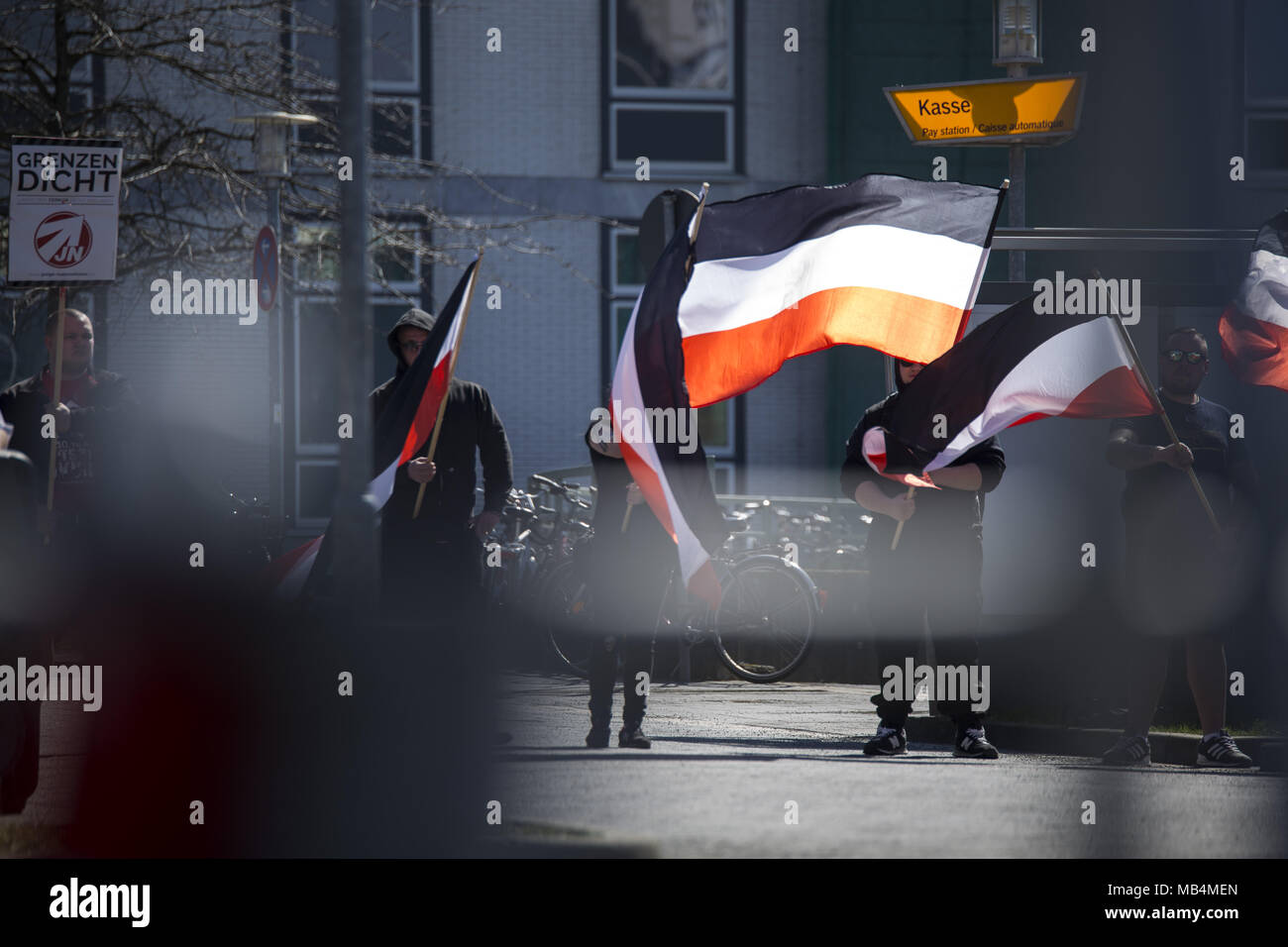 Bassa Sassonia, Germania. Il 7 aprile 2018. - Rally della NPD e l'iniziativa ''TDDZ Goslar'' di Braunschweig per promuovere "'Day tedesco del futuro (TDDZ)'' a Goslar Credito: Jannis Grosse/ZUMA filo/Alamy Live News Foto Stock