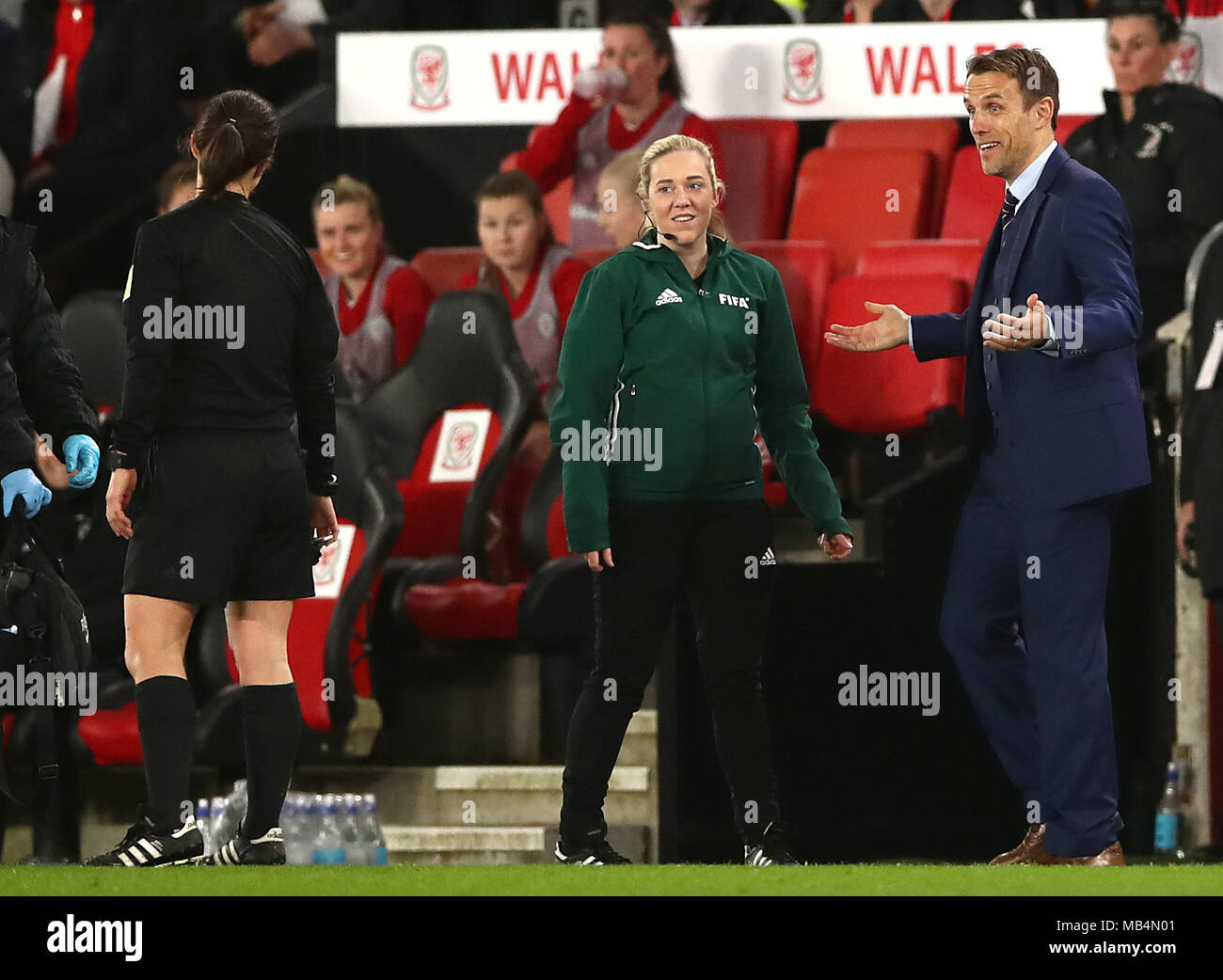 Inghilterra testa di donna pullman Philip Neville (destra) parlando di arbitro Pernilla Larsson (sinistra) durante il 2019 FIFA Coppa del Mondo Donne qualifica, gruppo 1 corrisponde al St Mary's Stadium, Southampton. Foto Stock