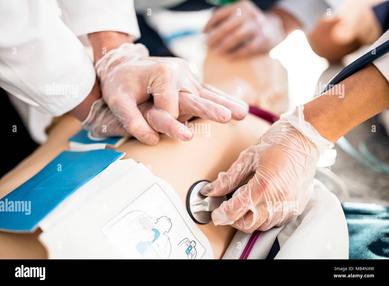 I medici impresa formazione CPR su fantocci. Foto Stock