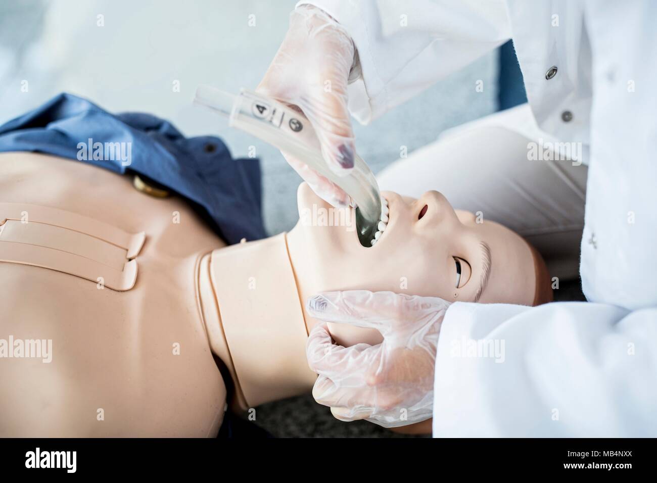 Medico esercitarsi intubazione tracheale su un manichino di formazione. Foto Stock