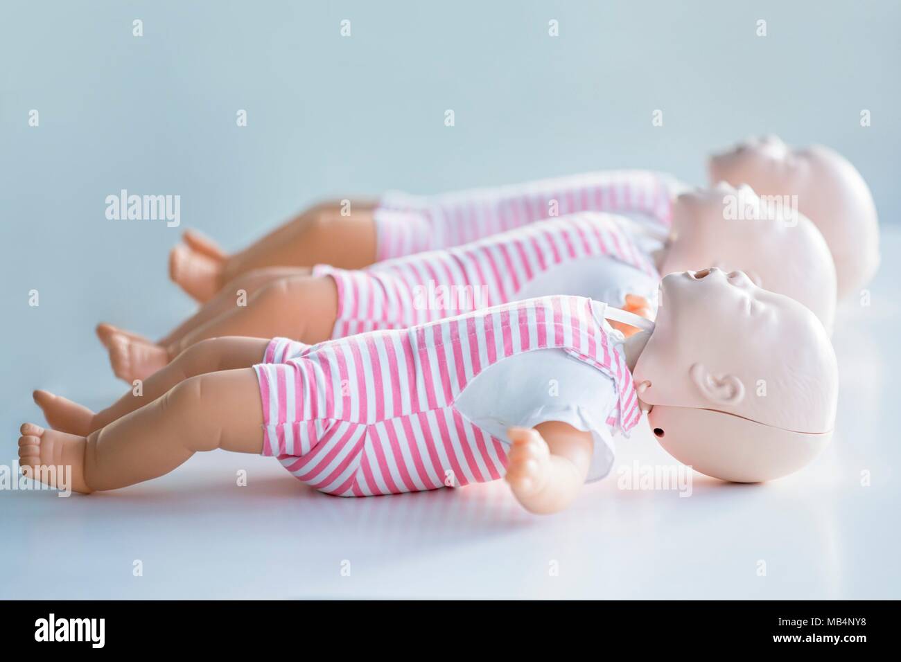 Manichino bambino per formazione di primo soccorso. Formazione capretto  dummy per praticare la respirazione artificiale Foto stock - Alamy