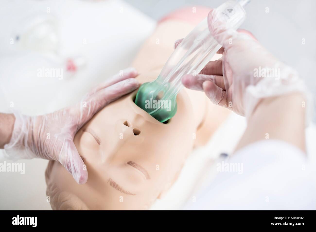 Medico esercitarsi intubazione tracheale su un manichino di formazione. Foto Stock