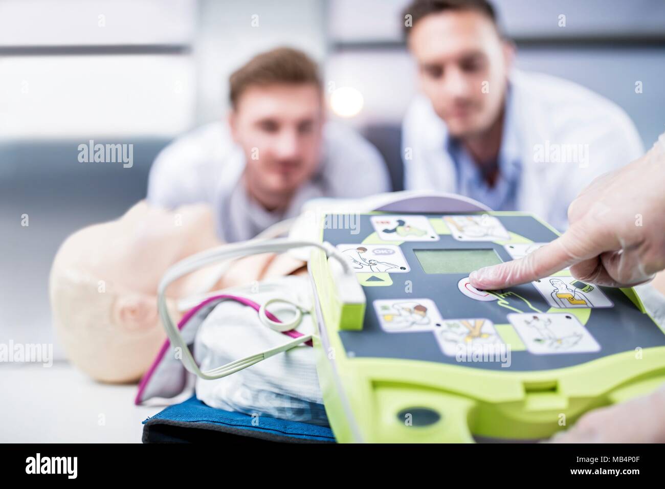 Modello rilasciato. Defibrillatore automatico esterno della formazione. Foto Stock