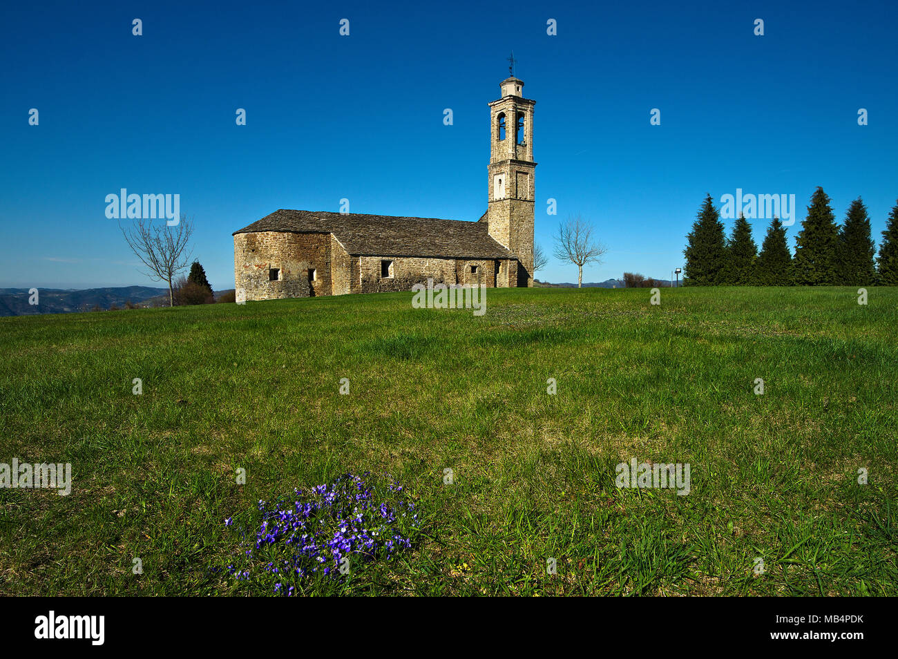 Il santuario della Madonna del Carmine di Prunetto nelle Langhe, probabilmente costruito nel XIV secolo in pietra arenaria locale vicino al castello. Foto Stock