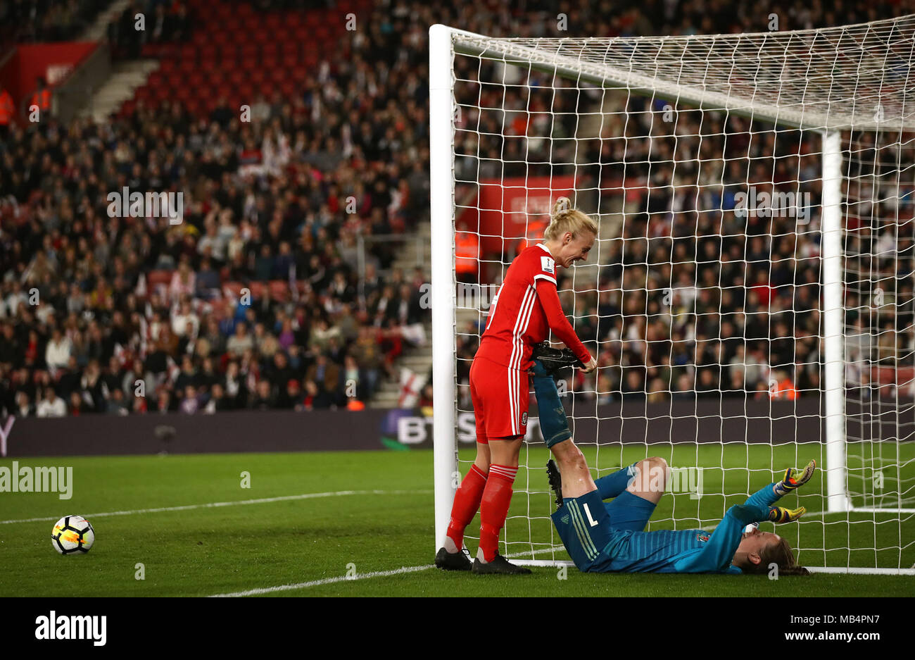 Le donne del Galles il portiere Laura O'Sullivan (destra) ricevono il trattamento dal compagno di squadra durante il 2019 FIFA Coppa del Mondo Donne qualifica, gruppo 1 corrisponde al St Mary's Stadium, Southampton. Foto Stock