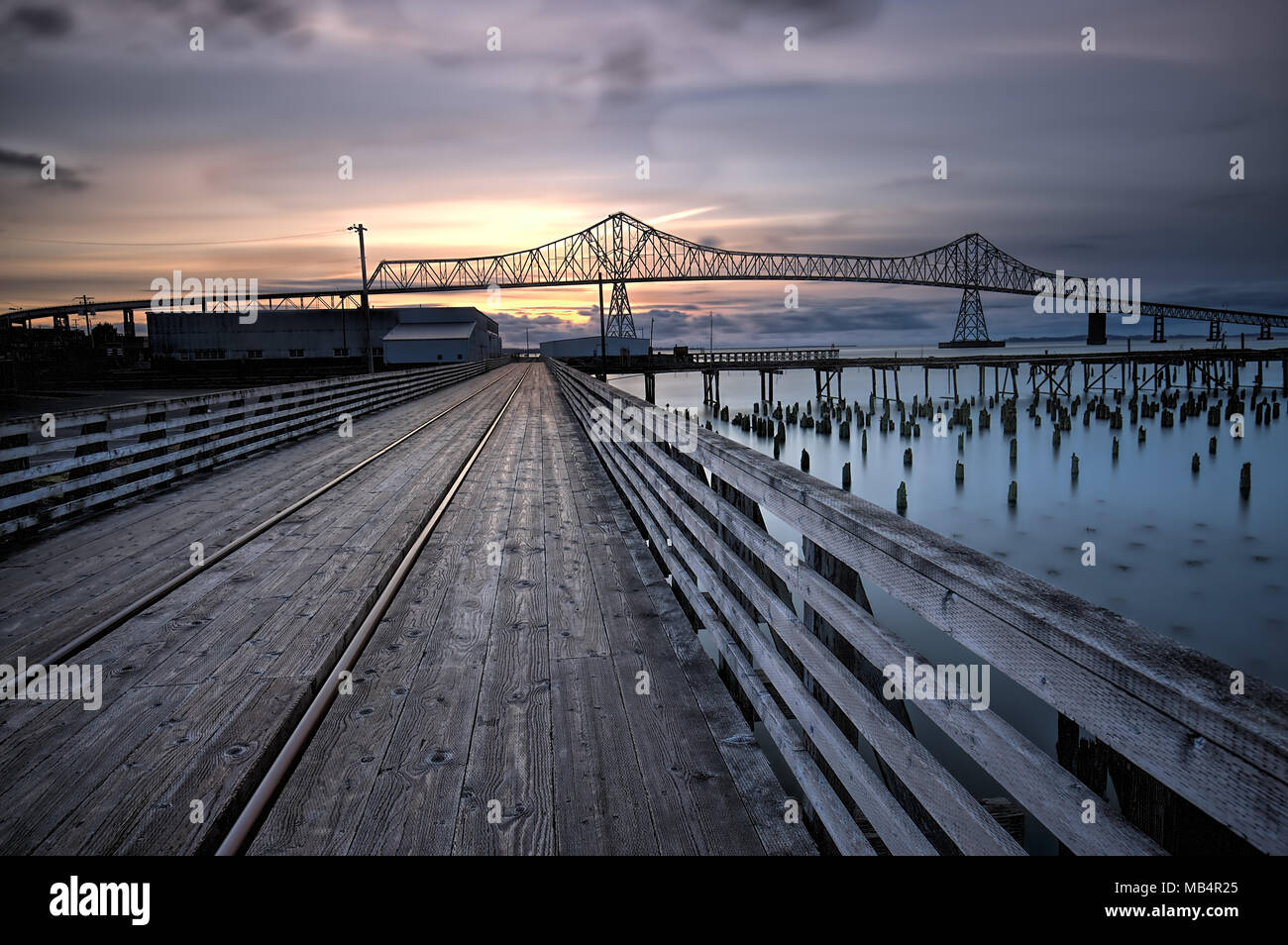 Una passerella in legno conduce verso il punto di riferimento Astoria-Megler ponte in Astoria, Oregon. Foto Stock