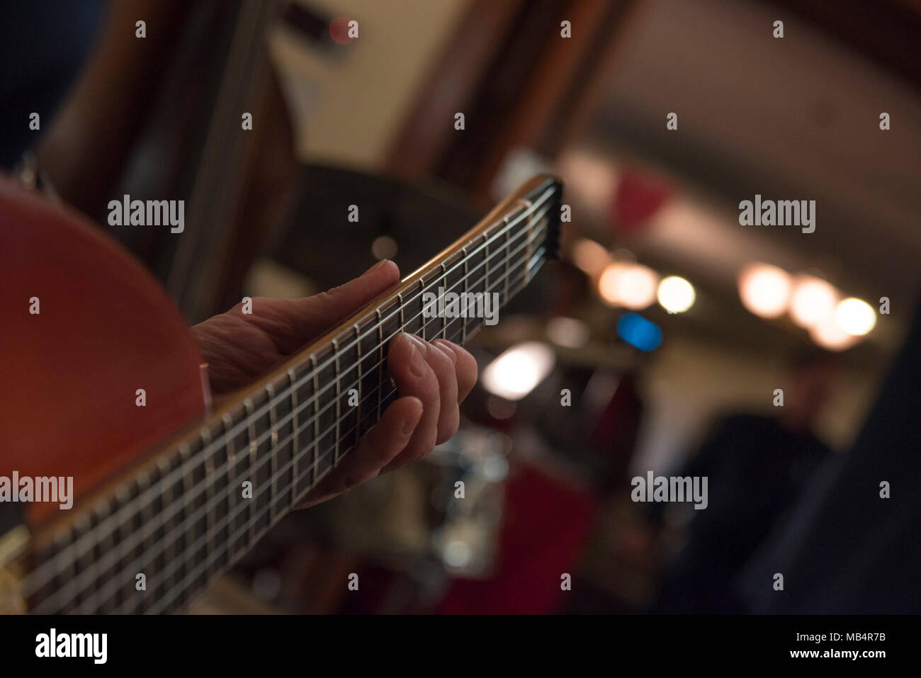 Master Sgt. Geoff Reecer, U.S. Air Force Band di Airman di nota il chitarrista, suona la chitarra durante una storia nero mese pranzo sulla base comune Andrews, Md., 14 febbraio, 2018. La band ha suonato una varietà di brani da black gli artisti che hanno contribuito alla musica americana. Foto Stock