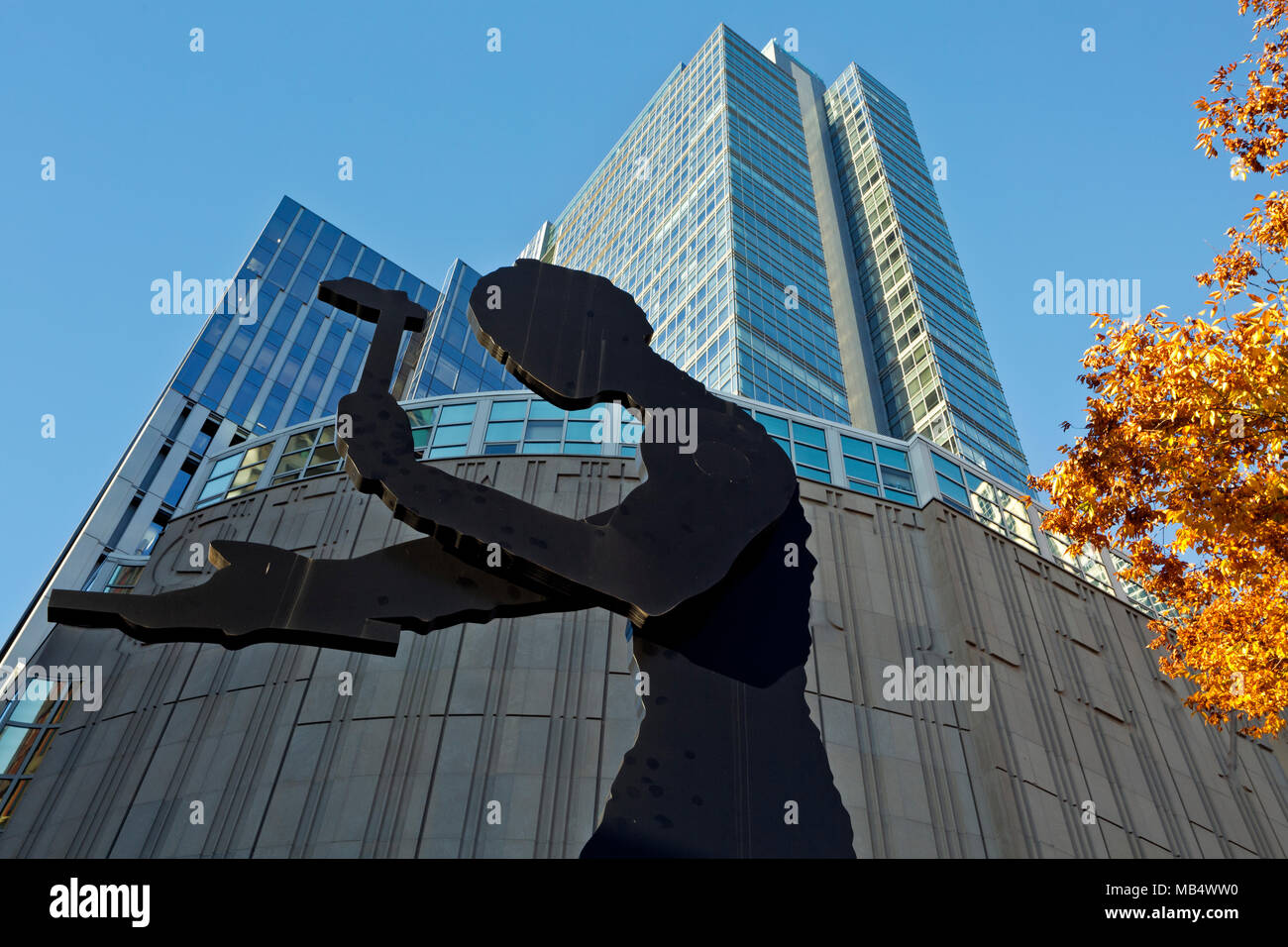 WA15048-00...WASHINGTON - l'enorme scultura dell'uomo martellante situata all'esterno del Seattle Art Museum nel centro di Seattle. 2017 Foto Stock