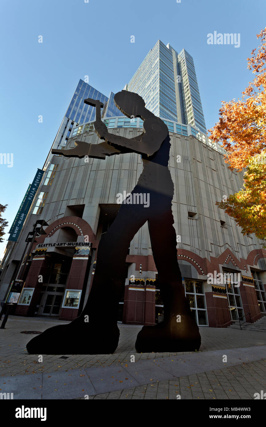 WASHINGTON - insistere nel mezzo del centro cittadino di highrise torri, la martellatura l uomo è un attrezzo popolare di fronte al Seattle Art Museum. Foto Stock