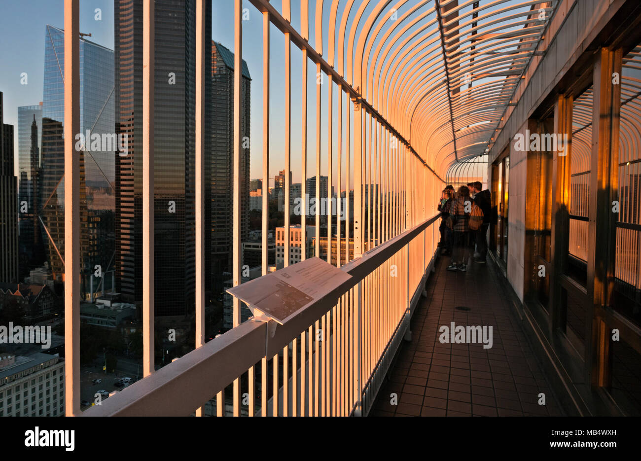 WA15063-00...WASHINGTON - piattaforma di osservazione all'aperto della Smith Tower al tramonto. 2017 Foto Stock