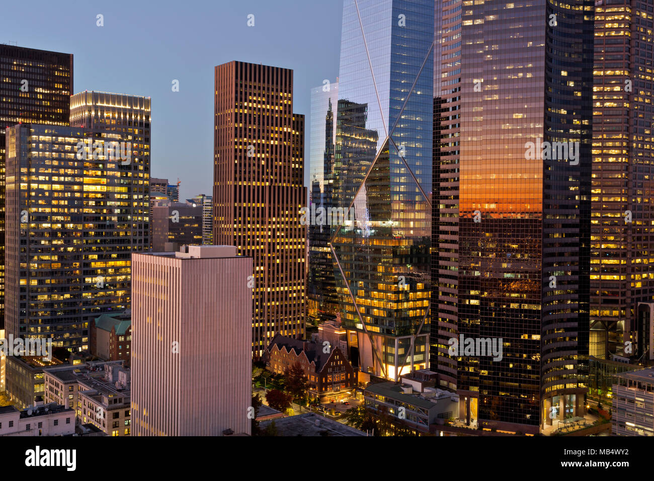 WASHINGTON - riflessi del bagliore del tramonto sulle alte torri di Seattle viste dalla piattaforma di osservazione sulla Smith Tower. 2017 Foto Stock