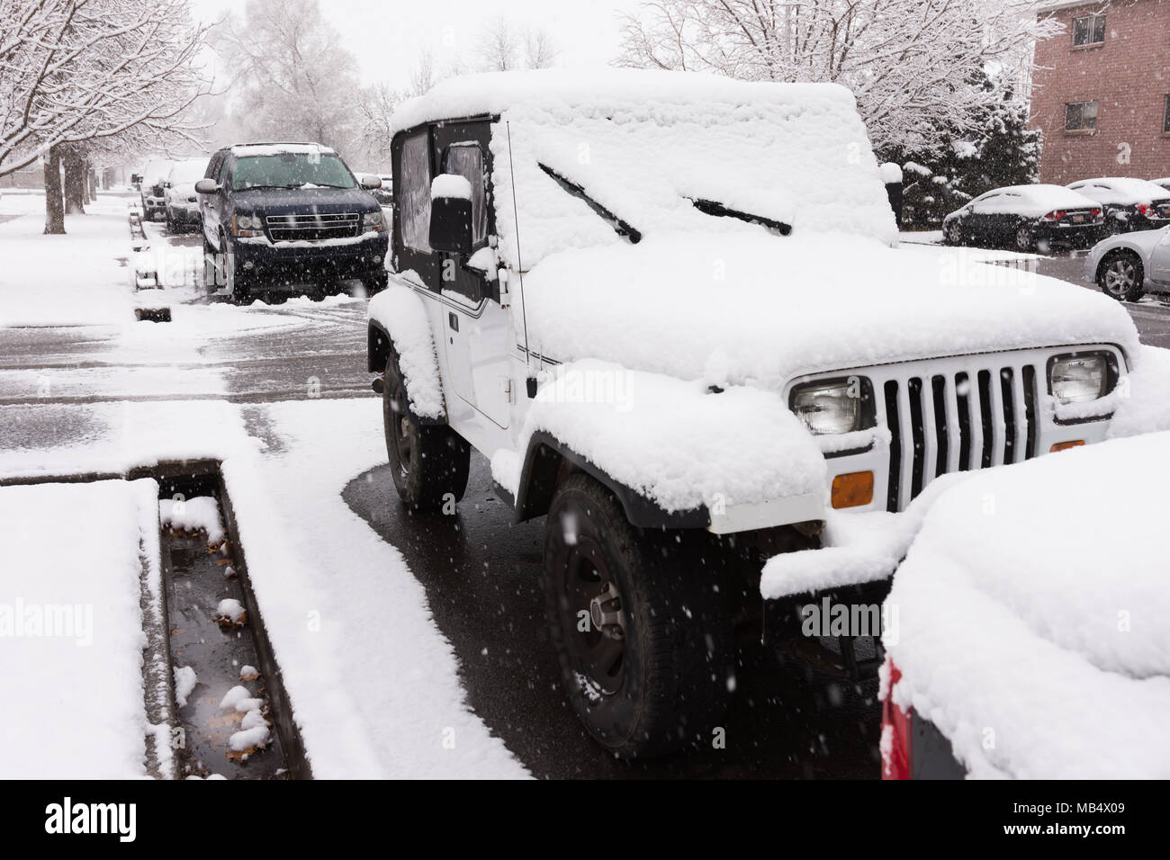 Coperta di neve veicoli parcheggiati sulla strada Foto Stock