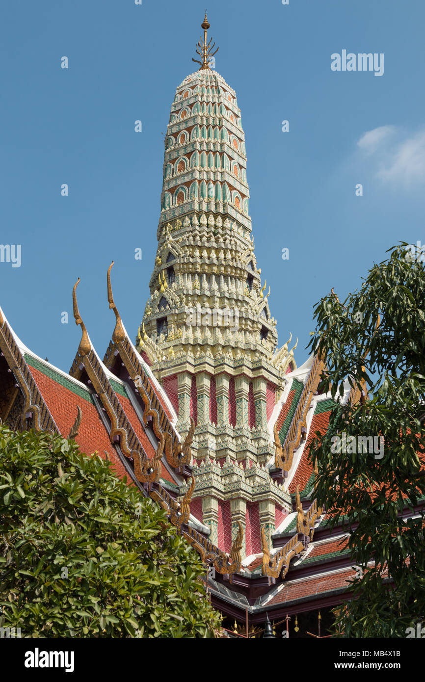 Riccamente decorato e dettagliata templi e stupa in Grand Palace, Bangkok, Thailandia. Foto Stock