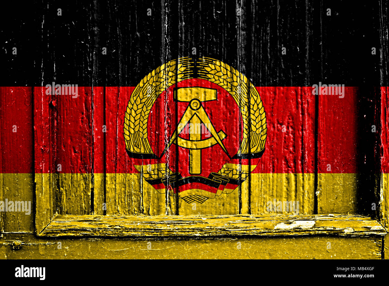 Bandiera della Germania orientale dipinta sul telaio in legno Foto Stock