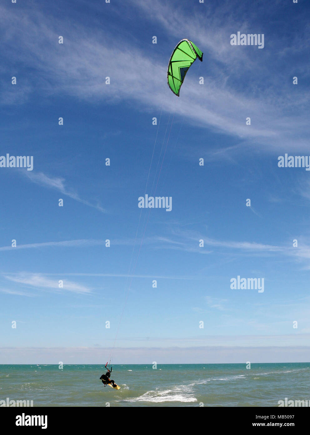 Kite surfer con verde e nero kite Foto Stock