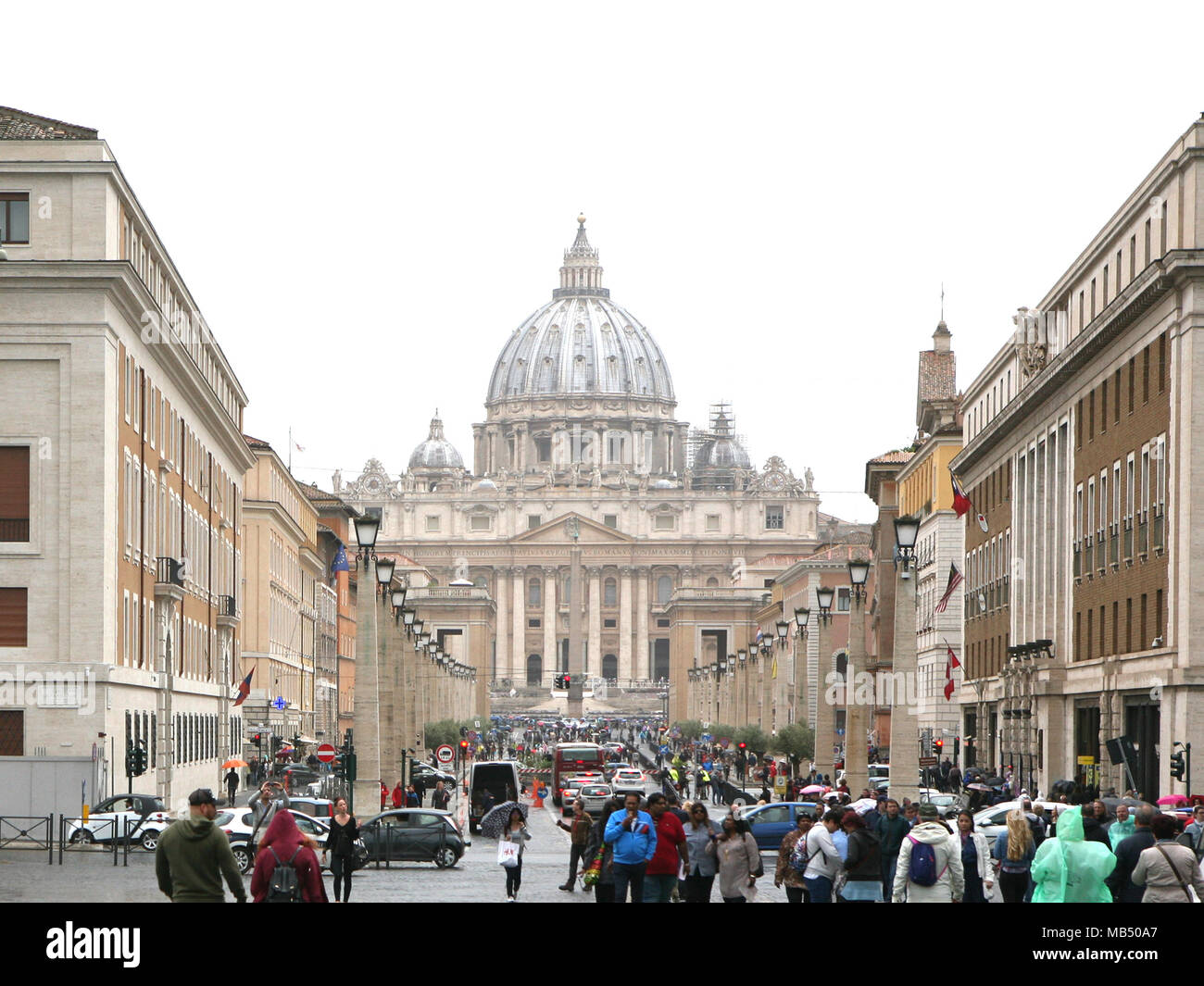 Flusso di persone andando e venendo a San Pietro, Roma, Italia Foto Stock