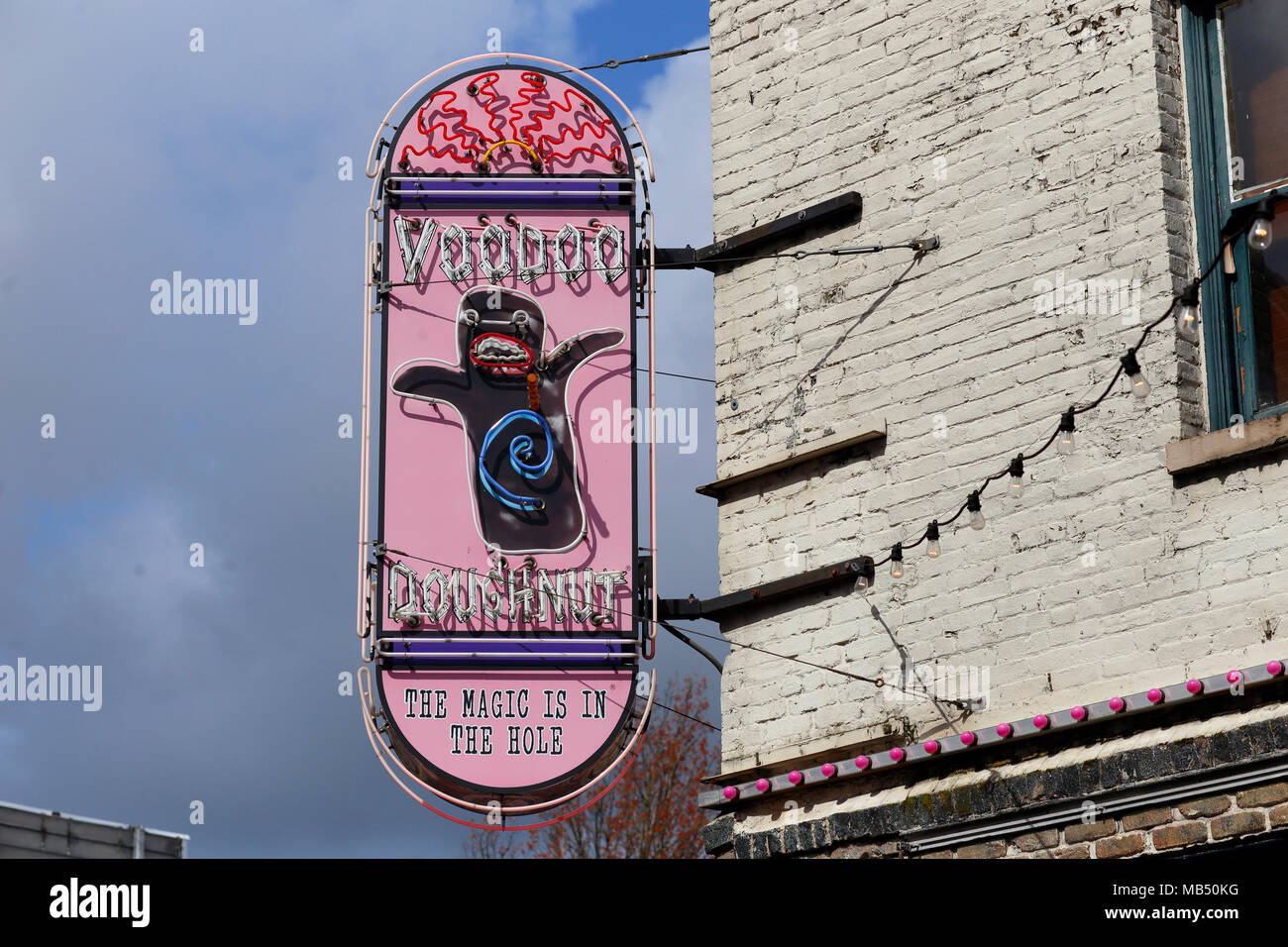 Voodoo Donut neon segno marquee nella loro posizione ammiraglia nella città vecchia, Portland, Oregon. Foto Stock