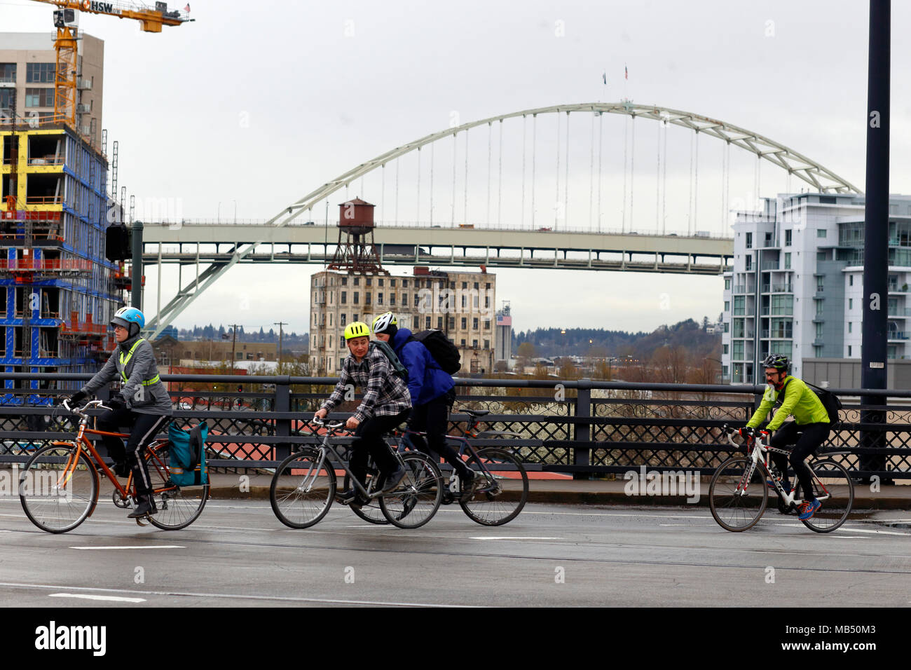 I pendolari della corsa in bicicletta di Portland si possono raggiungere sul NW Broadway Bridge, Portland, Oregon. Foto Stock