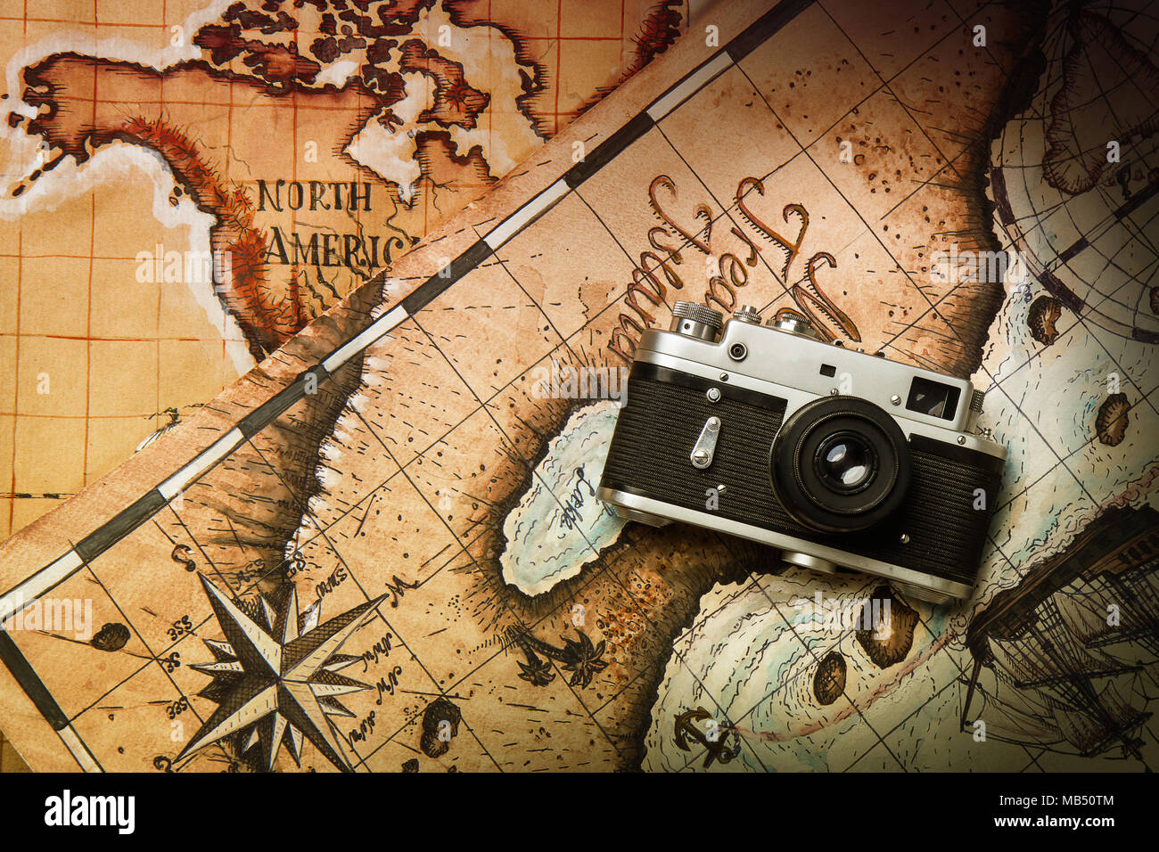 Vecchia macchina fotografica e mappa Foto Stock