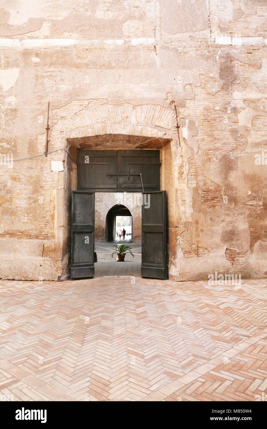 La porta tra i cortili presso il monastero degli Agostiniani, Roma, Italia Foto Stock