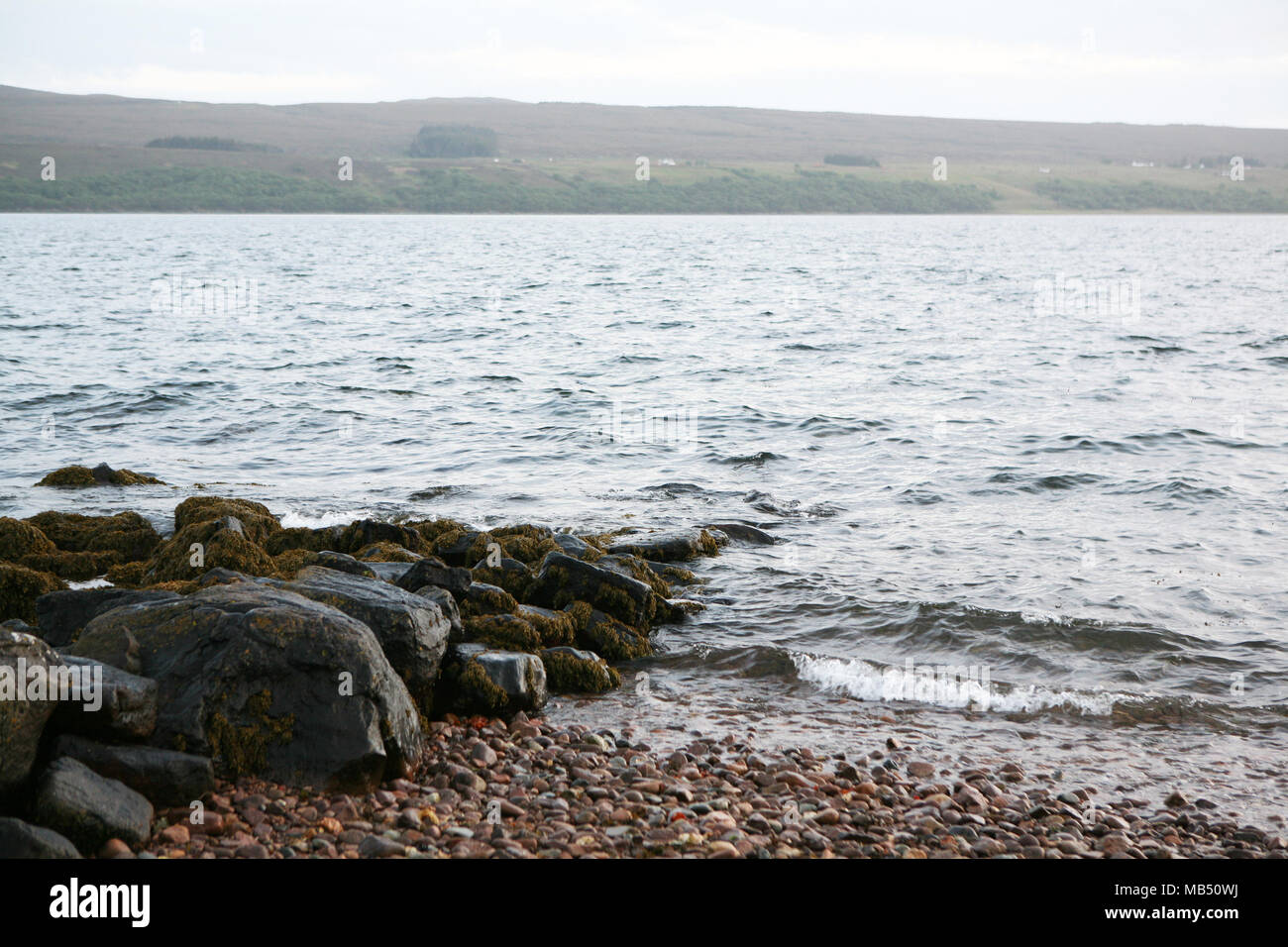 Spiaggia rocciosa, Ullapool, Scozia Foto Stock